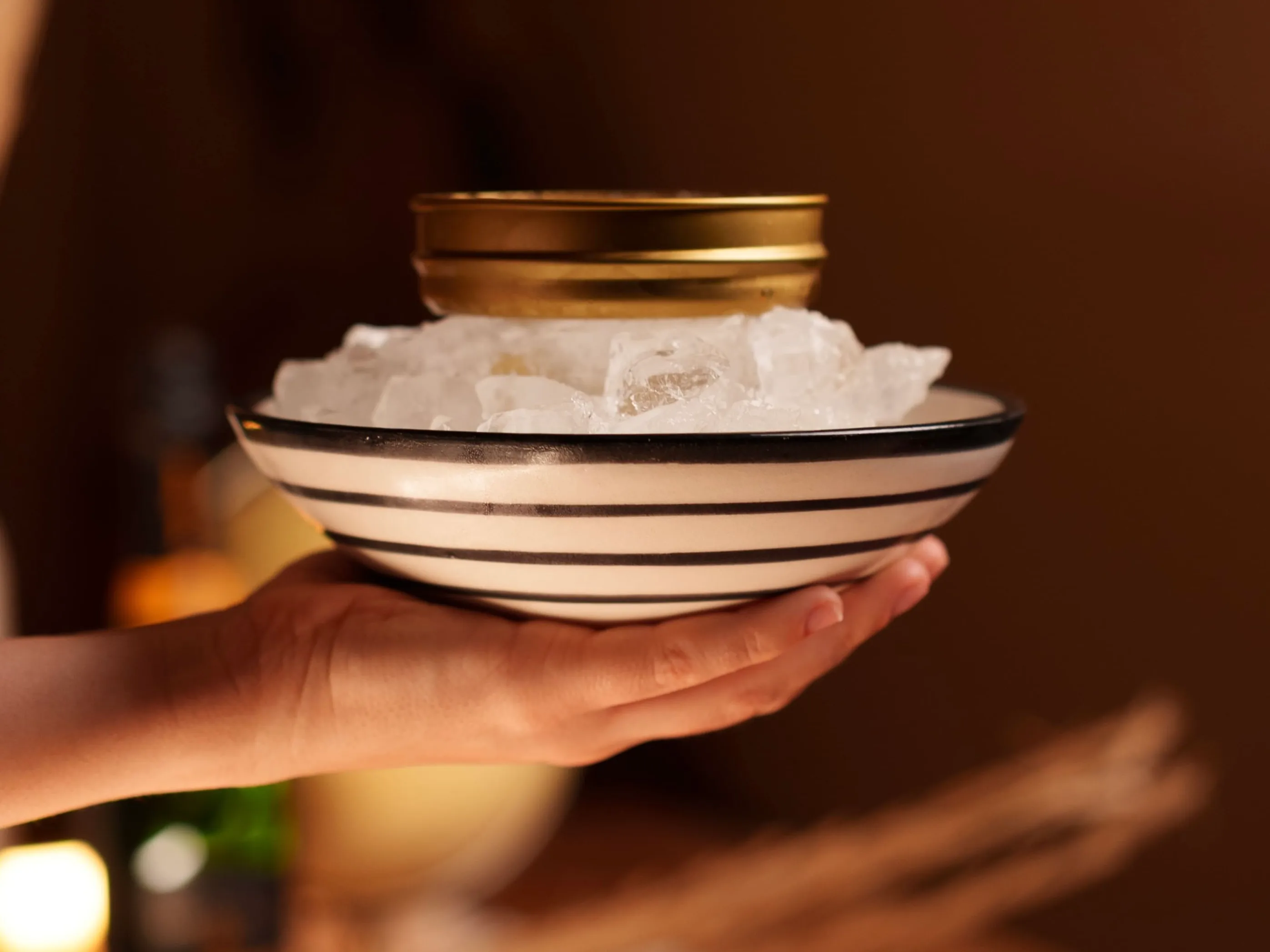 Lata de caviar Beluga servida sobre cama de hielo